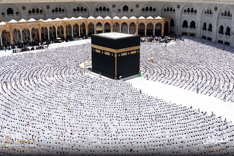 Pelaksanaan salat di Masjidil Haram dengan shaf melingkari Ka'bah.