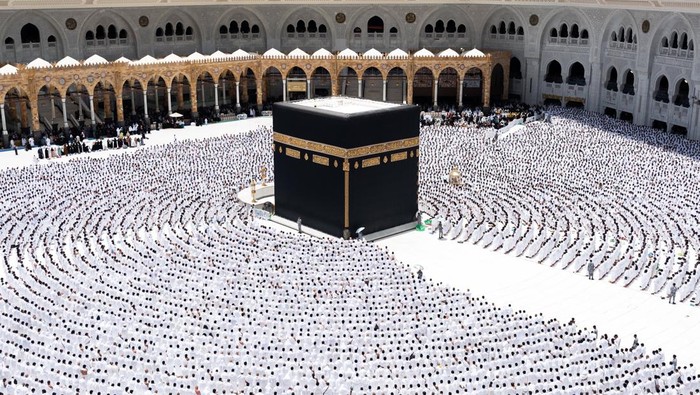 Pelaksanaan salat di Masjidil Haram dengan shaf melingkari Kabah.
