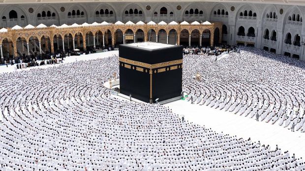 Salat di Masjidil Haram Pelaksanaan salat di Masjidil Haram dengan shaf melingkari Ka'bah.