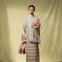 Melalui koleksi ini, Sapto menghadirkan interpretasi kreatif atas berbagai wastra khas daerah seperti Tenun Sulawesi Tenggara, Lurik Jogja, Tenun Sumba, Tenun Garut, Cual Sambas Kalimantan Barat, Songket Lombok, dan Endek Bali. (Foto: Dok. Sapto Djojokartiko)