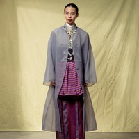 Sapto Djojokartiko kembali meramu warisan budaya dengan sentuhan kemewahan modern. Persembahan terbaru ini merupakan hasil kolaborasi bersama yayasan Cita Tenun Indonesia yang selama ini dikenal giat melestarikan tenun Nusantara. (Foto: Dok. Sapto Djojokartiko)