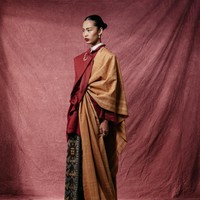 Potongan yang santai namun tetap terstruktur menjadikan koleksi ini ideal bagi perempuan urban yang mengutamakan kenyamanan sekaligus penampilan berkelas. (Foto: Dok. Sapto Djojokartiko)