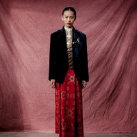 Desainnya disempurnakan dengan permainan tekstur yang membangkitkan nuansa alam Indonesia. Sapto juga menampilkan palet warna yang halus namun elegan, mulai dari Merlot (merah tua), Oyster (putih gading), Chai (cokelat keemasan), Boa (cokelat hangat), Verbena (lilac lembut), hingga Feta (kuning mentega). Keseluruhan warna ini menciptakan kesan harmonis antara tradisi dan modernitas. (Foto: Dok. Sapto Djojokartiko)