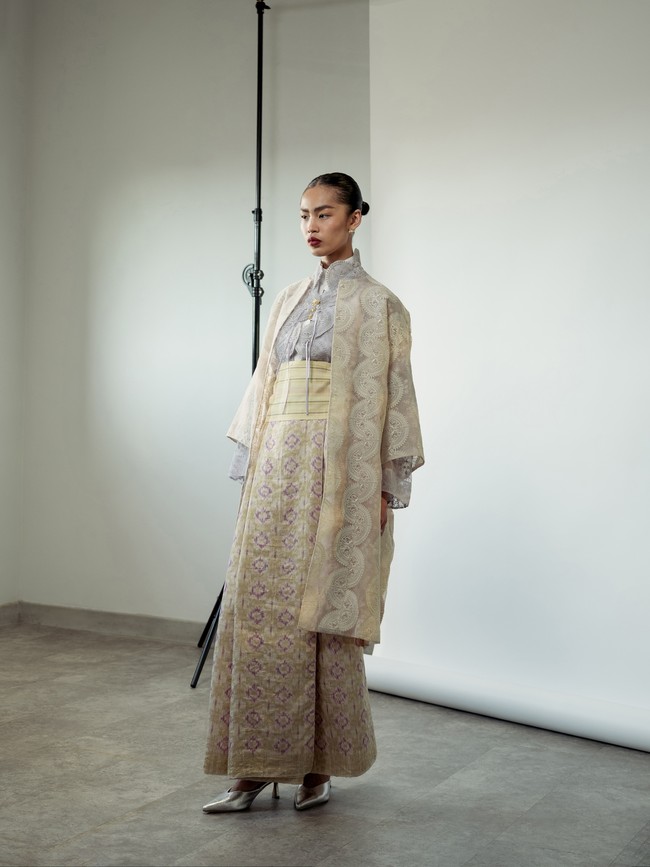Kebaya menjadi inspirasi siluet utama dalam koleksi ini. Ditransformasi dalam gaya tailoring tegas dan modern, kebaya tampil lebih segar lewat detail bordir tangan dari arsip #SAPTOJOPattern yang khas, dengan motif Paisley, Penara Ginko, hingga Myrtle. (Foto: Dok. Sapto Djojokartiko)
