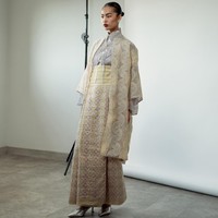 Kebaya menjadi inspirasi siluet utama dalam koleksi ini. Ditransformasi dalam gaya tailoring tegas dan modern, kebaya tampil lebih segar lewat detail bordir tangan dari arsip #SAPTOJOPattern yang khas, dengan motif Paisley, Penara Ginko, hingga Myrtle. (Foto: Dok. Sapto Djojokartiko)