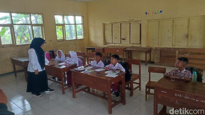 Suasana di SDN 3 Cipaku, Ciamis. SD di pelosok ini berjuang di tengah keterbatasan.