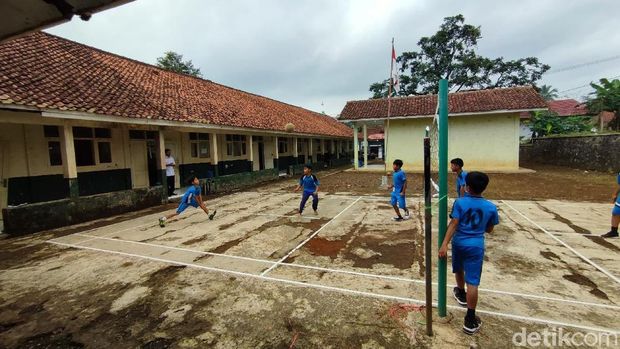 Suasana di SDN 3 Cipaku, Ciamis. SD di pelosok ini berjuang di tengah keterbatasan.