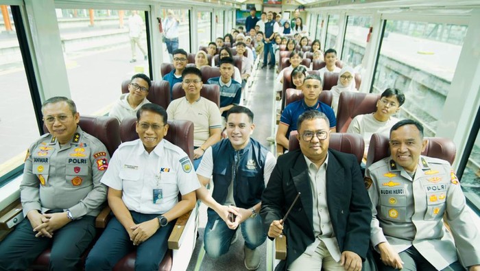 Sebanyak 190 siswa SMA Kemala Taruna Bhayangkara diberangkatkan menuju ke Global Darussalam Academy dengan menggunakan kereta panoramic, Senin (14/7/2025).