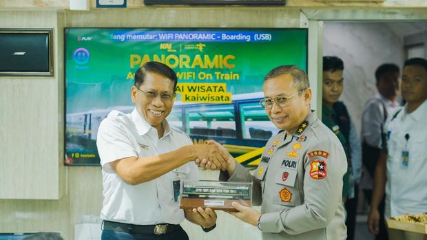 Sebanyak 190 siswa SMA Kemala Taruna Bhayangkara diberangkatkan menuju ke Global Darussalam Academy dengan menggunakan kereta panoramic, Senin (14/7/2025).
