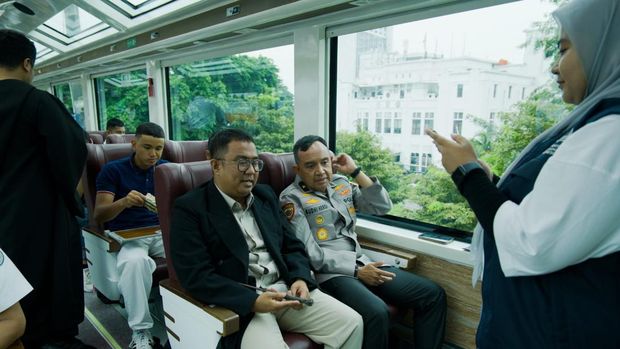 Sebanyak 190 siswa SMA Kemala Taruna Bhayangkara diberangkatkan menuju ke Global Darussalam Academy dengan menggunakan kereta panoramic, Senin (14/7/2025).