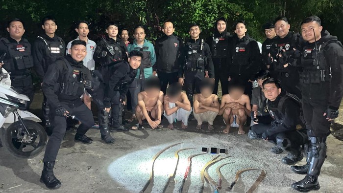 Sebanyak 5 orang anggota gangster diamankan polisi ketika hendak tawuran di Bogor Tengah, Kota Bogor. Delapan buah senjata tajam berbagai jenis disita. (dok Ist)