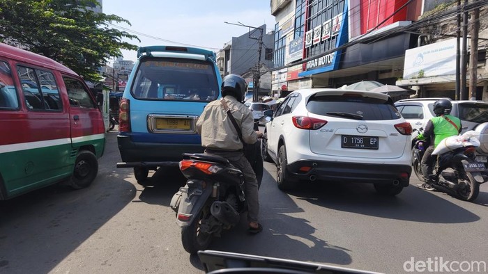 Sejumlah angkot ngetem sembarangan sebabkan kemacetan di Bandung