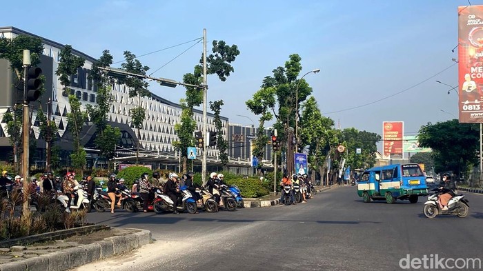 Sejumlah pengendara melawan arus di sekitar Jalan Soekarno Hatta Bandung