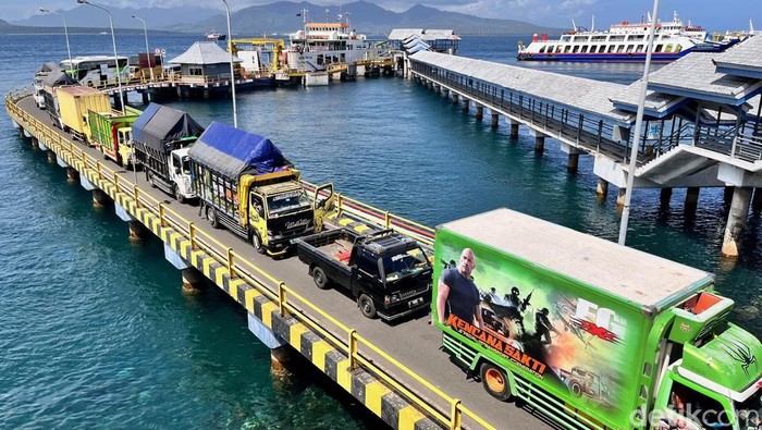 Sejumlah truk tertahan di dermaga Ketapang saat keluar kapal.