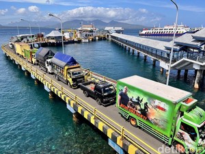 Akses Ditutup, Puluhan Truk Berbalas Klakson di Dermaga Ketapang