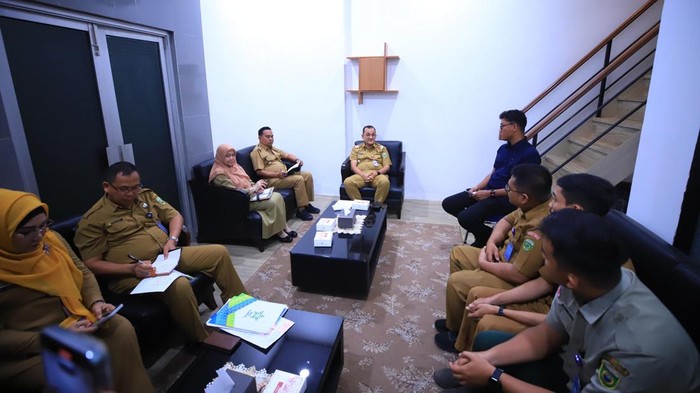 Sekretaris Daerah Sumsel Edward Candra saat menerima Forum Koordinasi Tenaga Honorer P3K R4 Sumsel