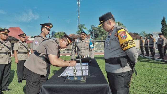 Kapolres Blitar, AKBP Arif Fazlurrahman (kanan) saat memimpin sertjab