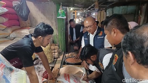 Petugas gabungan di Sumedang saat melakukan sidak beras di tengah riuh beras oplosan.