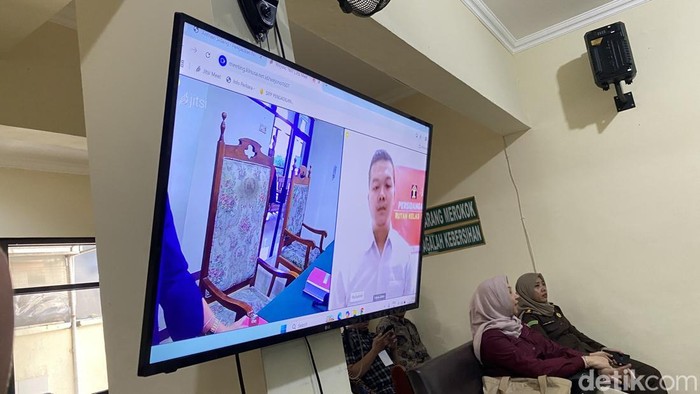 Terdakwa Brigadi Ade Kurniawan hadir secara daring dalam sidang perdananya di Pengadilan Negeri Semarang, Kecamatan Semarang Barat, Rabu (16/7/2025).