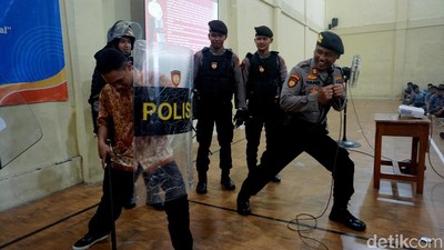 Gaya Polisi Sosialisasi Bahaya Gengster di MPLS SMK Surabaya