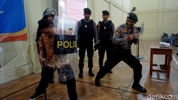 Gaya Polisi Sosialisasi Bahaya Gengster di MPLS SMK Surabaya