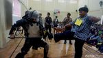 Gaya Polisi Sosialisasi Bahaya Gengster di MPLS SMK Surabaya