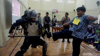 Mereka berkesempatan melihat langsung praktik pengamanan gangster, demonstrasi pengamanan massa oleh polisi, hingga mencoba atribut tamengnya. 