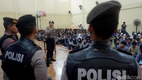 Satsamapta Polrestabes Surabaya pun menyampaikan materi soal bahaya keterlibatan dalam kelompok gangster dan pentingnya menjaga diri serta lingkungan kepada para siswa baru tersebut.