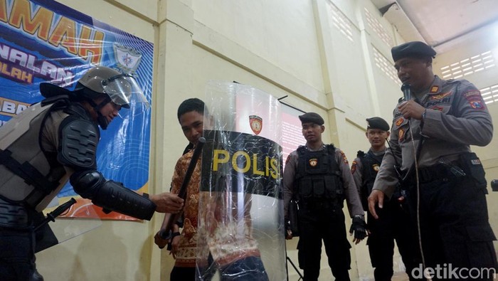 Sosialisasi bahaya gangster di SMK Rajasa Surabaya oleh Samapta Polrestabes Surabaya.