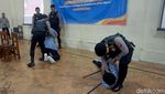 Gaya Polisi Sosialisasi Bahaya Gengster di MPLS SMK Surabaya