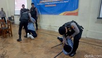 Selain materi penyuluhan, para siswa juga dikenalkan lebih dekat dengan tugas-tugas kepolisian. 