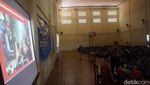 Gaya Polisi Sosialisasi Bahaya Gengster di MPLS SMK Surabaya