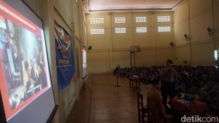 Sosialisasi bahaya gengster di SMK Rajasa oleh Samapta Polrestabes Surabaya Sosialisasi bahaya gengster di SMK Rajasa oleh Samapta Polrestabes Surabaya