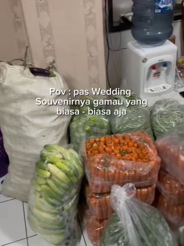 Pengantin ini memberikan souvenir pernikahan berupa sayuran segar, mulai dari wortel, terong hingga bayam untuk para tamu undangan di Serpong, Tangerang Selatan. Postingan tersebut langsung viral di media sosial.
