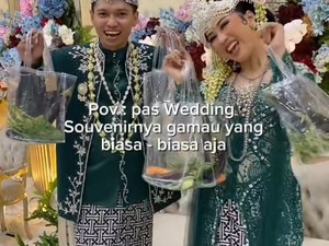 Souvenir Pernikahan Viral: Bukan Gelas, Tapi Terong dan Bayam