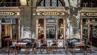 Caffè Florian di Venesia telah berdiri sejak 1720, menjadikannya kafe tertua di Italia dan ikon dari Piazza San Marco. Foto: Site Archive