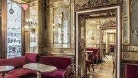 Kafe ini awalnya bernama Alla Venezia Trionfante kemudian berganti jadi Florian. Nama baru tersebut diambil dari nama pemiliknya, Floriano Francesconi. Foto: Christian/Veneto Secrets