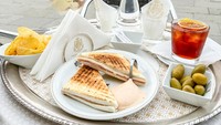 Pengunjung bisa memilih duduk di bar atau meja, sambil menikmati kopi, aperitif, sandwich mini atau macaron ikoniknya. Foto: Kimberly Kirven