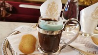Secangkir kopi dan cokelat panas di Caffè Florian, Venesia, dibanderol €27 atau sekitar Rp 513.000. Sebanding dengan pengalaman kuliner yang ditawarkan. Foto: Elite Travel Blog