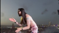 DJ kenamaan Steve Aoki mengikuti tren aura farming Pacu Jalur saat manggung di Portugal. (Instagram Steve Aoki)