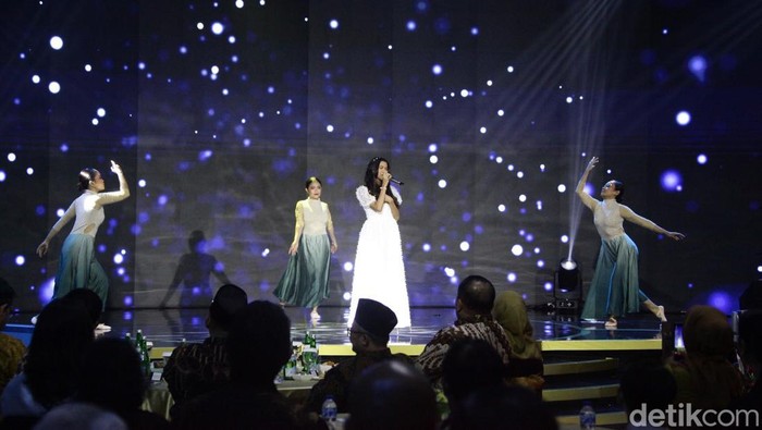 Suara Quinn Salman Bikin Haru, Buka Hoegeng Awards 2025 dengan Prosa 'Penantian' Malam puncak Hoegeng Awards 2025 berlangsung penuh haru dan inspirasi. Bertempat di Auditorium Mutiara STIK-PTIK Polri, Jakarta Selatan, Rabu (16/7/2025), acara dibuka dengan penampilan menyentuh dari penyanyi cilik Quinn Salman.