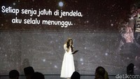 Suara lembutnya yang penuh penghayatan membuat suasana auditorium hening, sementara para tamu undangan tampak larut dalam lantunan kata yang menggugah rasa.