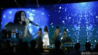 Tak berhenti di situ, usai membacakan prosa, Quinn melanjutkan dengan menyanyikan lagu berjudul Ayah, yang semakin menguatkan nuansa haru di awal acara.