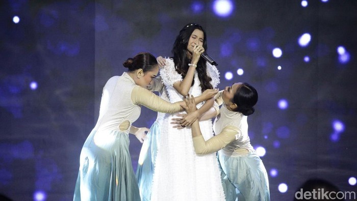 Suara Quinn Salman Bikin Haru, Buka Hoegeng Awards 2025 dengan Prosa 'Penantian' Malam puncak Hoegeng Awards 2025 berlangsung penuh haru dan inspirasi. Bertempat di Auditorium Mutiara STIK-PTIK Polri, Jakarta Selatan, Rabu (16/7/2025), acara dibuka dengan penampilan menyentuh dari penyanyi cilik Quinn Salman.