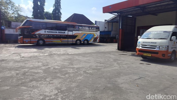 Suasana di Kantor PO Bus Rosalia Indah di Kota Malang.