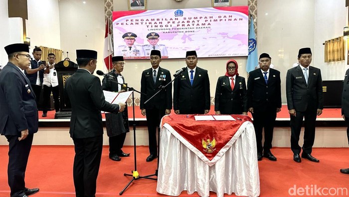 Suasana pelantikan 5 pejabat eselon II Pemkab Bone hasil seleksi lelang jabatan.