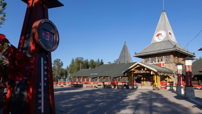 Cuaca panas ekstrem menyelimuti Rovaniemi, Finlandia. Warga memadati tepian Sungai Kemijoki untuk berenang dan bersantai di bawah terik matahari.