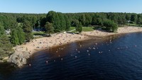 Suasana santai dan akrab menghiasi tepian Sungai Kemijoki, saat warga Rovaniemi menikmati jeda sejenak dari panasnya musim panas ekstrem. REUTERS/Alexander Kuznetsov
