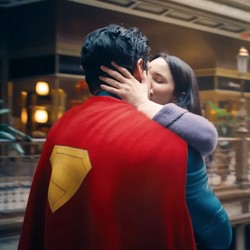 Oops! Adegan Kissing Superman Disensor di India: Terlalu Sensual Oops! Adegan Kissing Superman Disensor di India: Terlalu Sensual