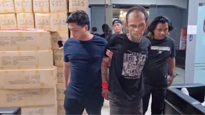 Tampang Abdul Syukur (tenga), pembunuh pria bersarung di Pondok Aren, Tangerang Selatan. Abdul Syukur ditangkap di Bekasi, pada Selasa (15/7/2025) malam.